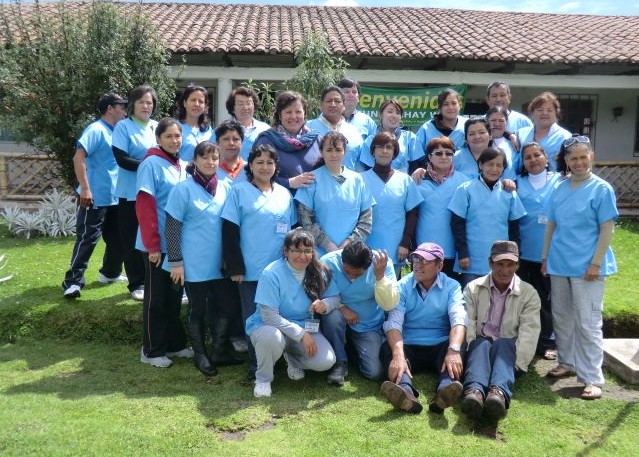 Seminargruppe in hellblauer Kleidung im Freien in Ecuador
