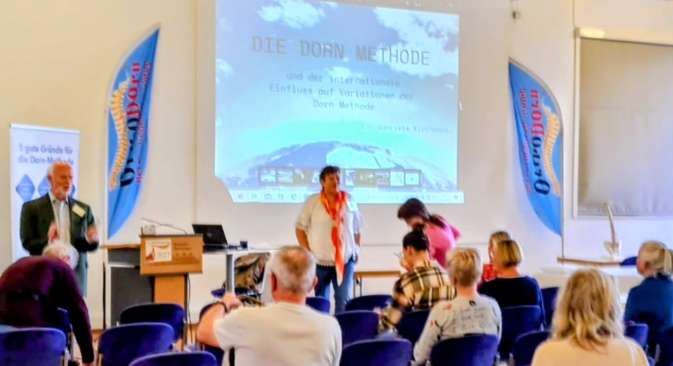 Gabriele Kirchmann vor einer Präsentation zur Dorn Methode beim Dorn Kongress in Memmingen