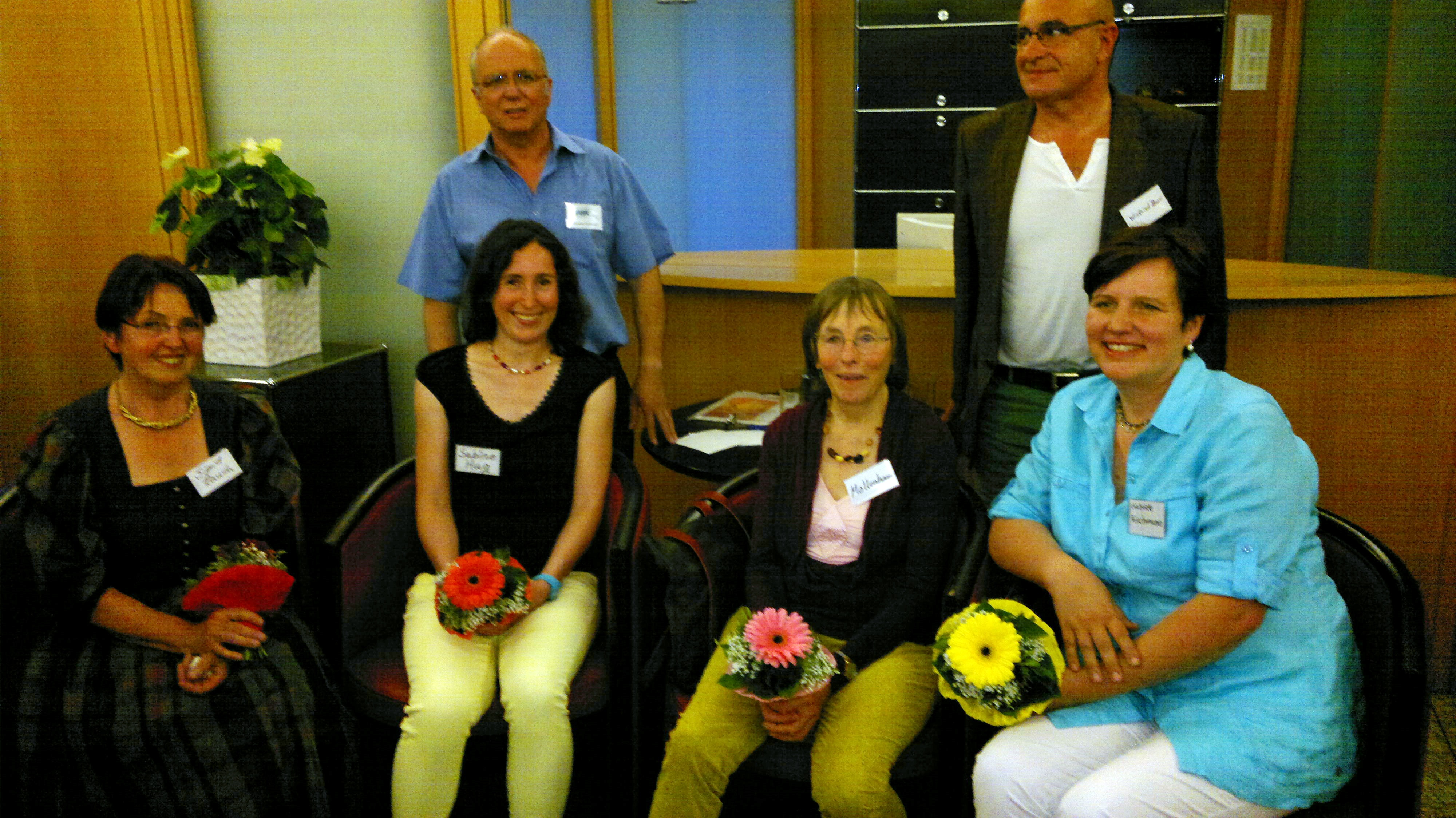 Gabriele Kirchmann und weitere Teilnehmende der Talkrunde in Pfullendorf mit Blumensträußen