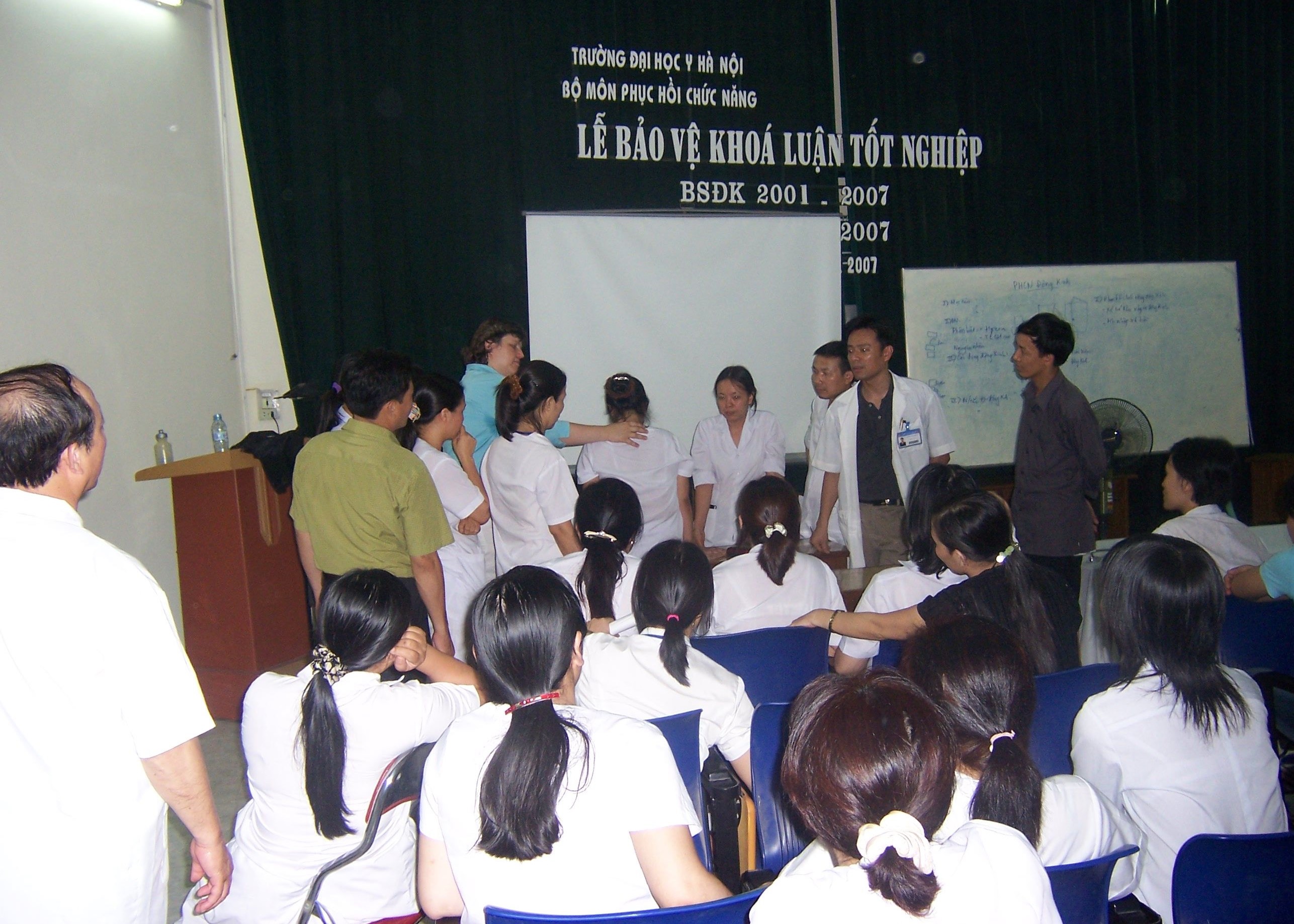 Praktische Demonstration vor Medizinstudierenden an der Universität Hanoi in Vietnam
